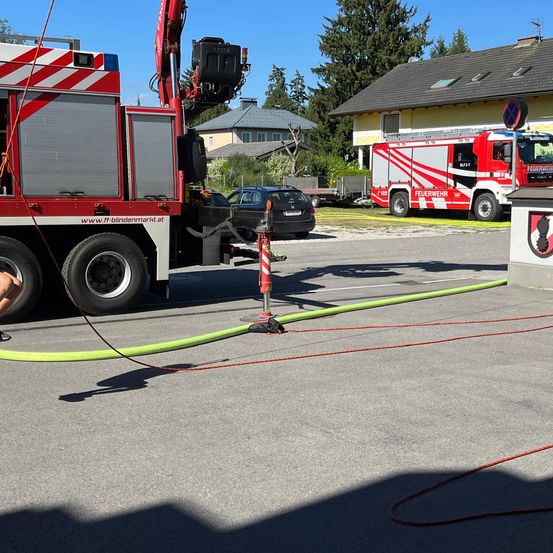 Bild enthält, Person, Car, Transportation, Vehicle, Truck, Clothing, Footwear, Shoe, Machine, Wheel