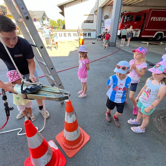 Bild enthält, People, Person, Child, Female, Girl, Urban, Boy, Male, City, Shorts