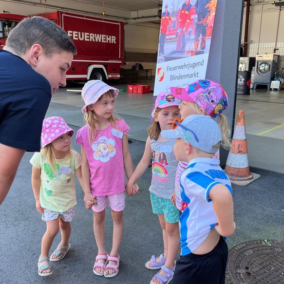 Bild enthält, City, Street, Urban, People, Person, Portrait, Hat, Baseball Cap, Adult, Man