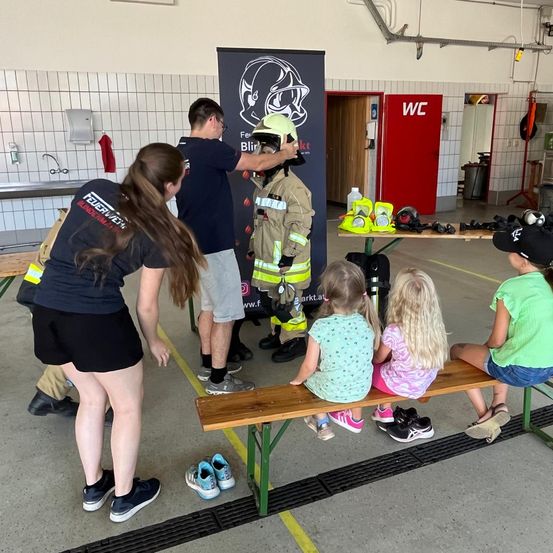 Bild enthält, Child, Female, Girl, Person, Adult, Male, Man, Clothing, Shorts, Helmet