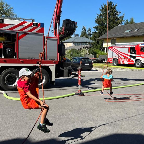 Bild enthält, Person, Car, Transportation, Vehicle, Machine, Wheel, Clothing, Footwear, Shoe, Fire Truck