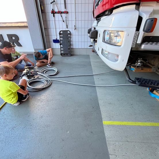 Bild enthält, Boy, Child, Male, Person, Car, Car Wash, Transportation, Vehicle, Machine, Wheel