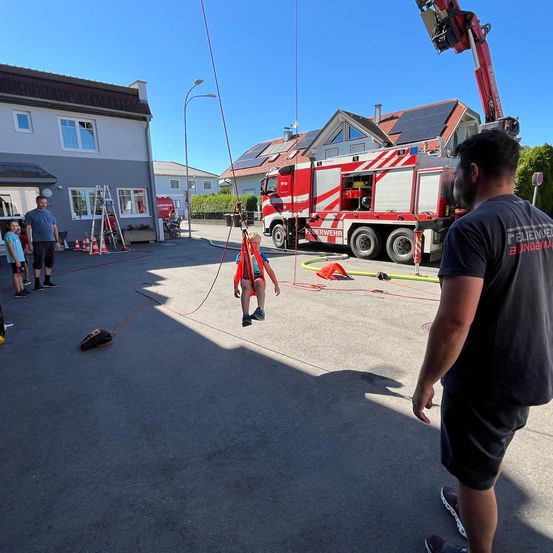 Bild enthält, Adult, Male, Man, Person, E-scooter, Vehicle, Shorts, Wristwatch, Truck, Wheel