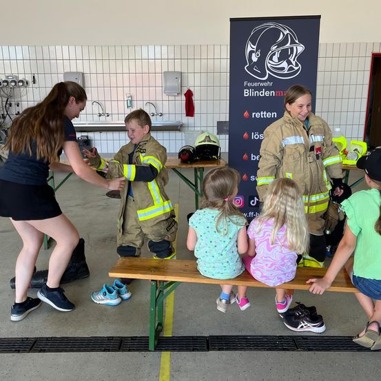 Bild enthält, Adult, Female, Person, Woman, Child, Girl, Shorts, Jacket, Washer, Boy