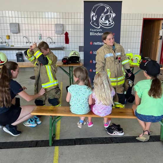 Bild enthält, Child, Female, Girl, Person, Boy, Male, Clothing, Coat, Face, Shorts