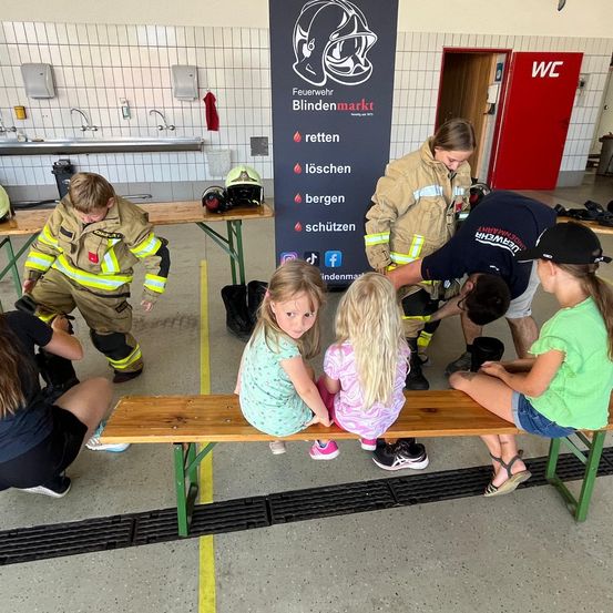 Bild enthält, Adult, Female, Person, Woman, Child, Girl, Boy, Male, Man, Shoe