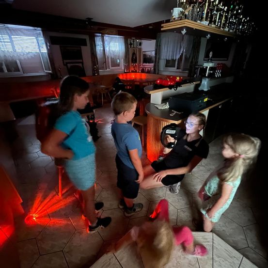 Bild enthält, Urban, People, Person, Boy, Child, Male, Adult, Female, Woman, Girl