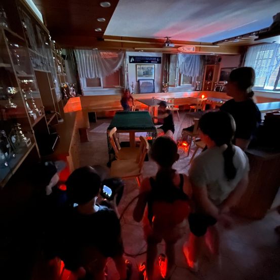 Bild enthält, Urban, Person, Night Life, Head, Face, Fun, People, Party