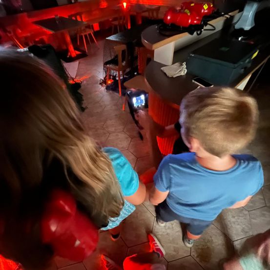 Bild enthält, Boy, Child, Male, Person, Urban, Adult, Female, Woman, People