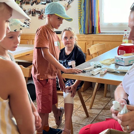 Bild enthält, People, Person, Photobombing, Adult, Female, Woman, Clothing, Shorts, Dining Table, Table