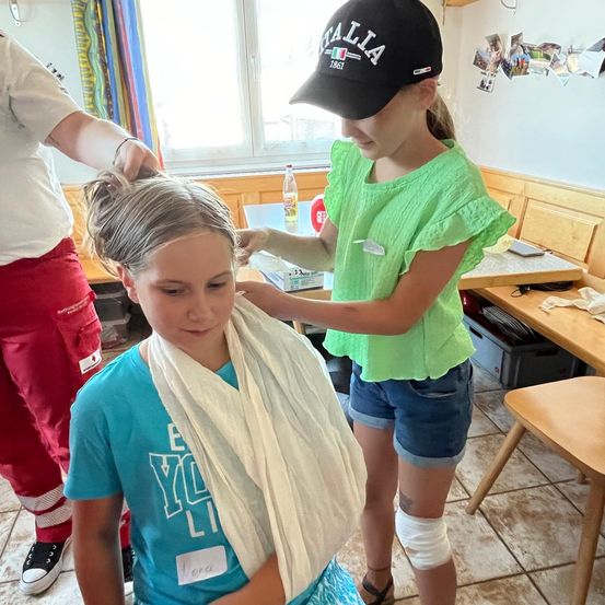 Bild enthält, Child, Female, Girl, Person, Hairdresser, Haircut