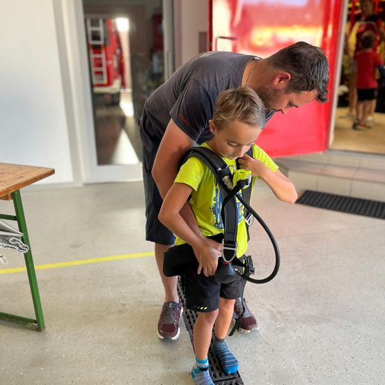 Bild enthält, Boy, Child, Male, Person, Clothing, Shorts, Head