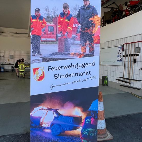 Bild enthält, Advertisement, Poster, Person, Adult, Male, Man, Mortar Shell, Weapon