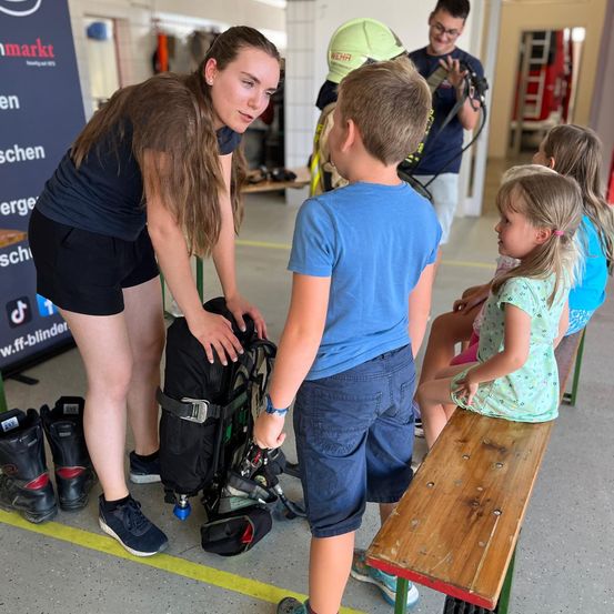 Bild enthält, Boy, Child, Male, Person, Adult, Female, Woman, Girl, Shorts, Wood