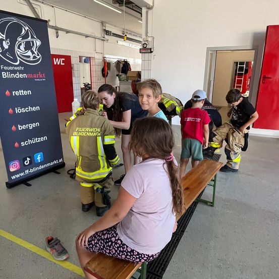 Bild enthält, Child, Female, Girl, Person, Adult, Woman, Clothing, Shorts, Head, Stretcher