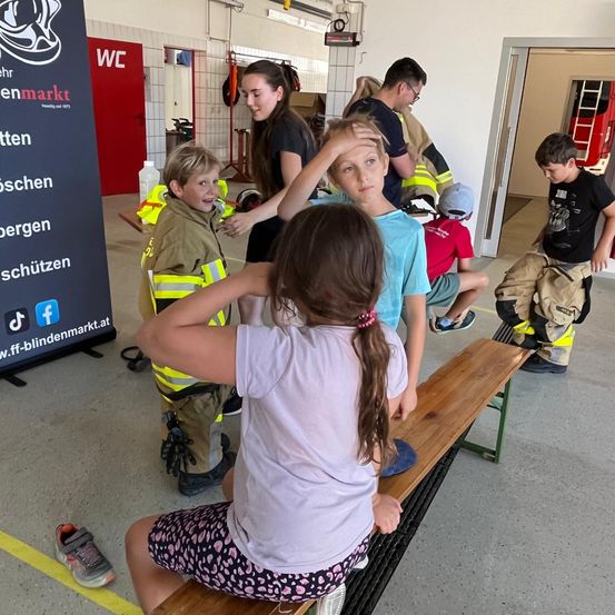 Bild enthält, Pilates, Child, Female, Girl, Person, Boy, Male, Adult, Man, Shorts