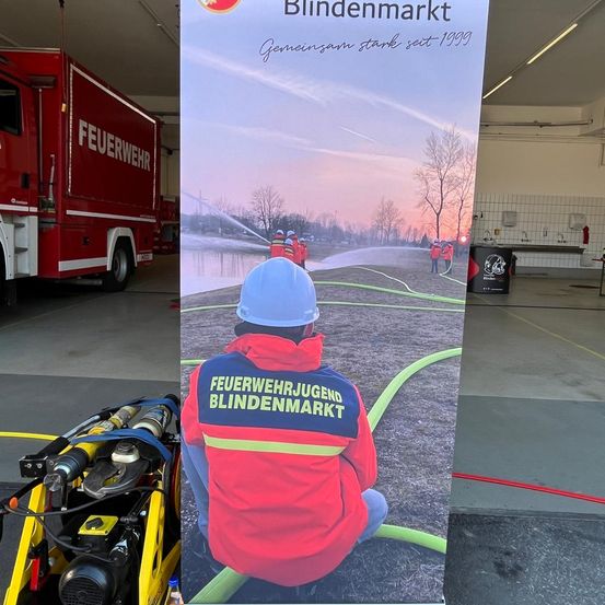 Bild enthält, Advertisement, Poster, Person, Transportation, Truck, Vehicle, Lawn, Lawn Mower, Plant, Tool