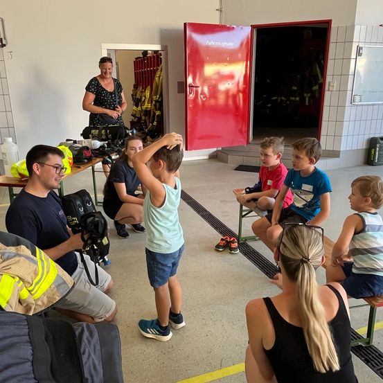 Bild enthält, Boy, Child, Male, Person, Adult, Female, Woman, Man, Camera, Electronics