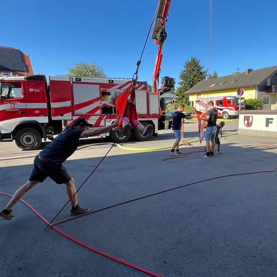 Bild enthält, Adult, Male, Man, Person, Car, Vehicle, Shorts, Shoe, Basketball Game, Truck