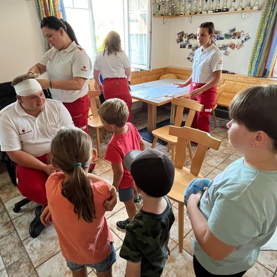 Bild enthält, Person, Child, Female, Girl, Adult, Woman, Student, Boy, Male, Man