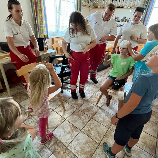 Bild enthält, Boy, Child, Male, Person, Female, Girl, Student, Adult, Woman, Face