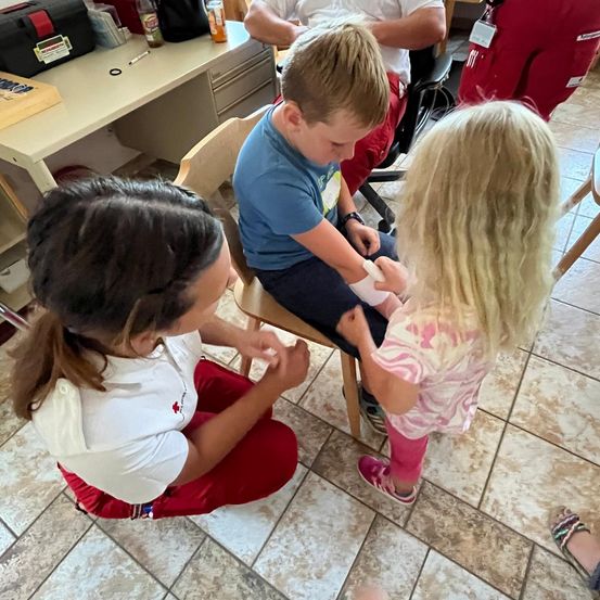 Bild enthält, Child, Female, Girl, Person, Boy, Male, Head