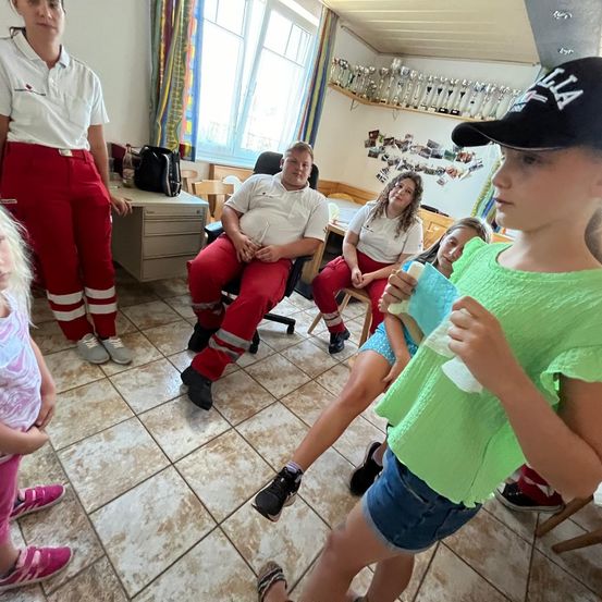 Bild enthält, Child, Female, Girl, Person, Adult, Male, Man, Head, Face, Beauty Salon