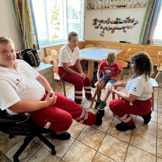 Bild enthält, People, Person, Adult, Male, Man, Boy, Child, Baton, Stick