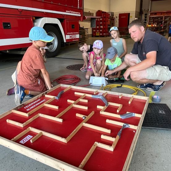 Bild enthält, Person, Boy, Child, Male, Symbol, Number, Text, Head, Face