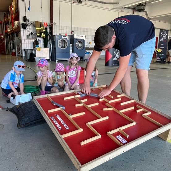 Bild enthält, Washer, Symbol, Child, Female, Girl, Person, Number, Adult, Male, Man