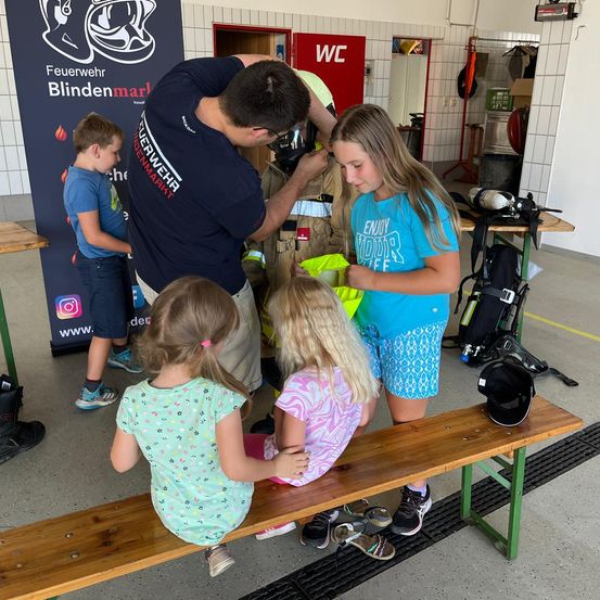 Bild enthält, Child, Female, Girl, Person, Boy, Male, Adult, Man, E-scooter, Wood