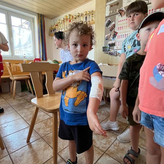 Bild enthält, Boy, Child, Male, Person, Clothing, Shorts, Student, Face, Footwear, Sandal