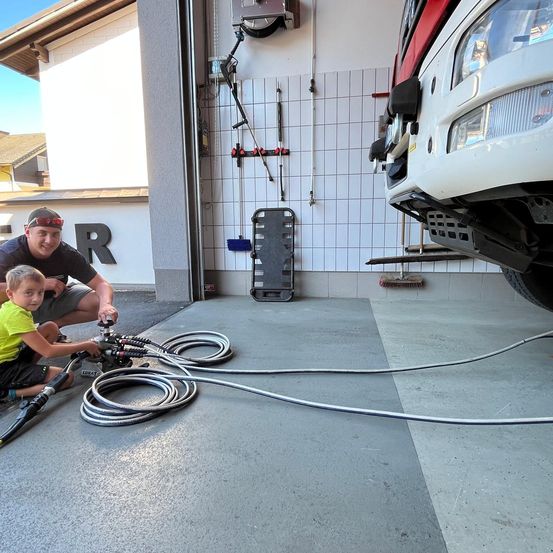 Bild enthält, Boy, Child, Male, Person, Adult, Man, Worker, Architecture, Building, Factory