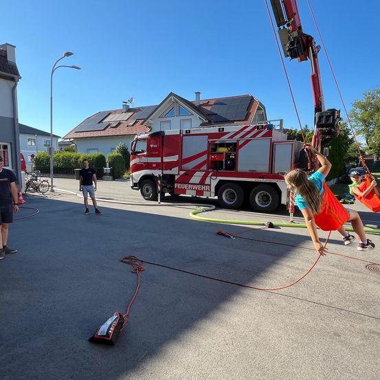 Bild enthält, Person, Transportation, Vehicle, Machine, Wheel, Truck, Clothing, Shorts