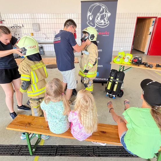 Bild enthält, Child, Female, Girl, Person, Adult, Male, Man, Boy, Clothing, Shorts