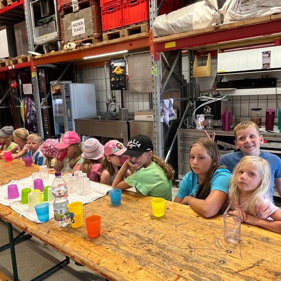 Bild enthält, Wood, People, Person, Dining Table, Table, Restaurant, Plywood, Dining Room, Child, Girl