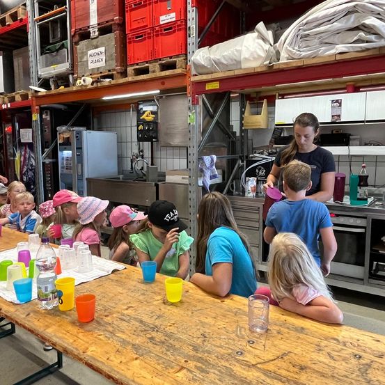 Bild enthält, People, Person, Child, Female, Girl, Adult, Male, Man, Restaurant, Wood