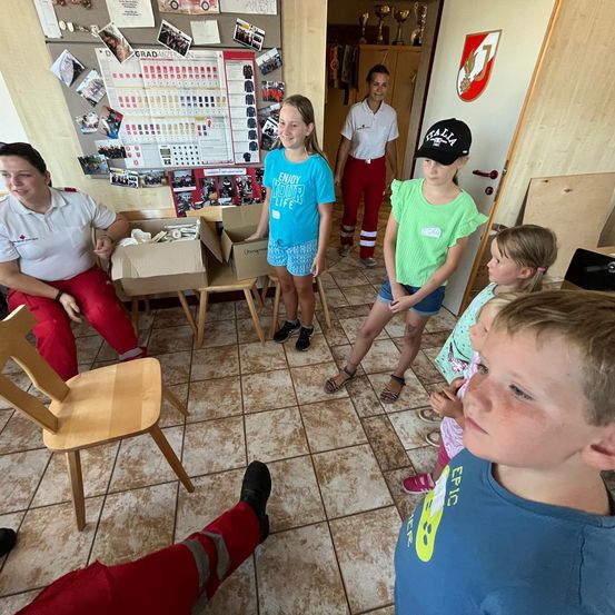 Bild enthält, Person, Child, Female, Girl, Clothing, Shorts, Indoors, Face, Barbershop, Student