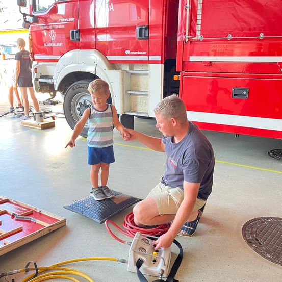 Bild enthält, Adult, Male, Man, Person, Boy, Child, Clothing, Shorts, Wheel, Vehicle