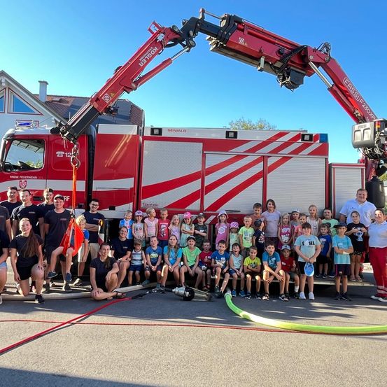 Bild enthält, People, Person, Truck, Vehicle, Fire Truck, Shorts, Shoe, Fire Station, Car, Bulldozer