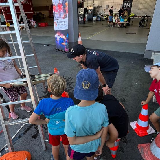 Bild enthält, Boy, Child, Male, Person, Teen, Female, Girl, Adult, Man, People