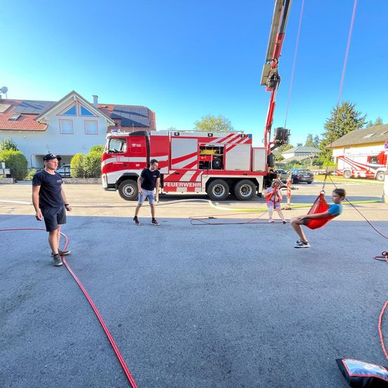 Bild enthält, Person, Truck, Vehicle, Clothing, Shorts, Footwear, Shoe, Machine, Wheel, Bicycle