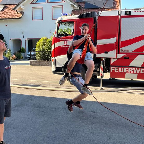 Bild enthält, Person, E-scooter, Transportation, Vehicle, Machine, Wheel, Baton, Stick, Skipping Rope, Working Out