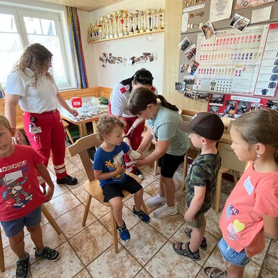 Bild enthält, Shorts, Child, Female, Girl, Person, Boy, Male, Adult, Woman, Student