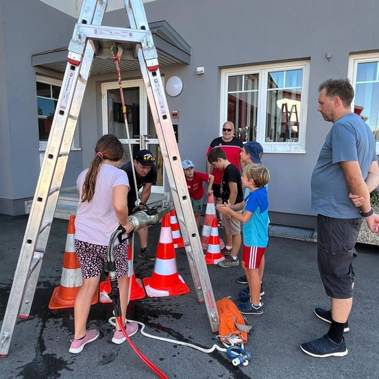 Bild enthält, Adult, Male, Man, Person, Home Renovation Work, E-scooter, Transportation, Vehicle, Clothing, Shorts