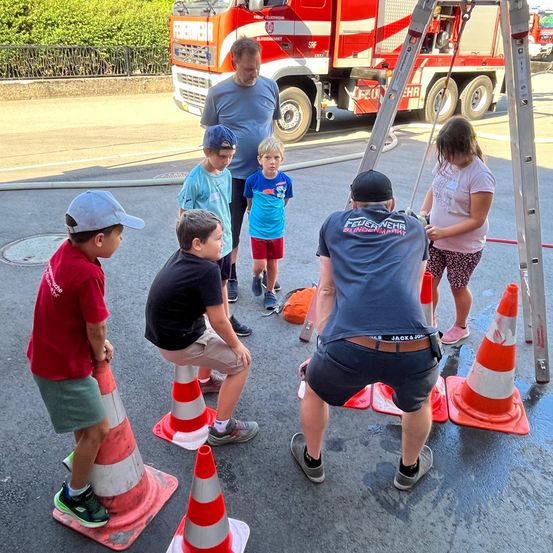 Bild enthält, Boy, Child, Male, Person, Female, Girl, People, Adult, Man, Shorts