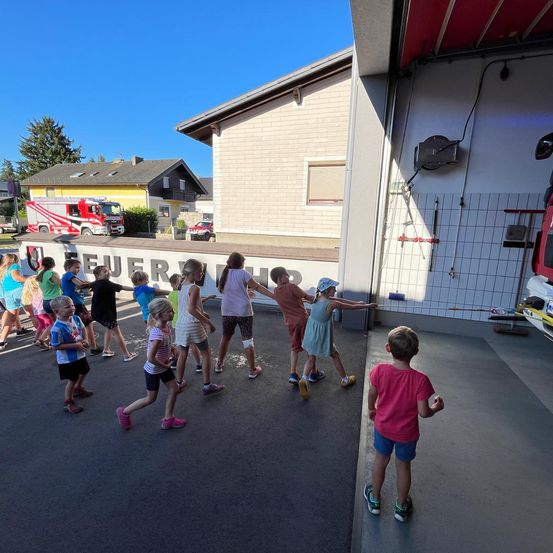 Bild enthält, People, Person, Urban, Boy, Child, Male, Female, Girl, City, Shorts