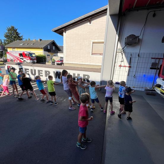 Bild enthält, People, Person, Urban, City, Truck, Vehicle, Shoe, Fire Truck, Wheel, Fire Station
