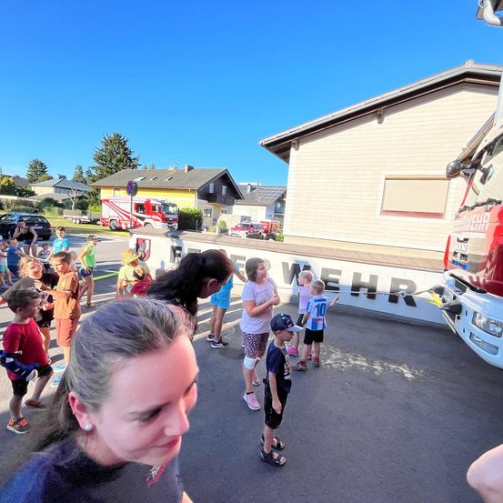 Bild enthält, People, Person, Neighborhood, Child, Female, Girl, Shoe, Face, Shorts, Running
