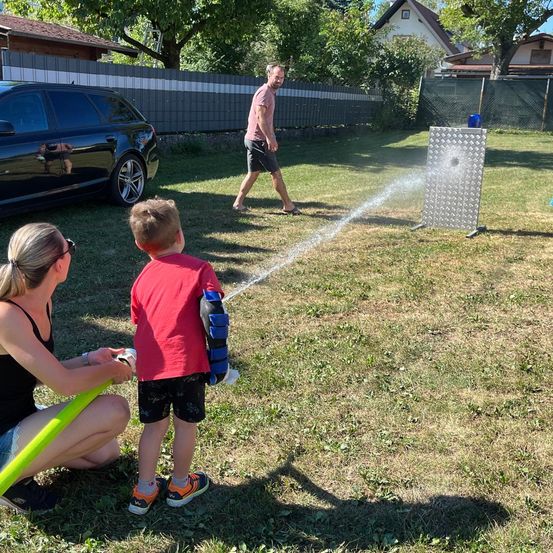 Bild enthält, Grass, Boy, Child, Male, Person, Summer, Backyard, Yard, Shorts, Machine